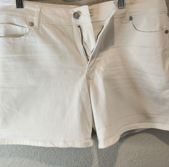 NWT Est 1946 Denim White shorts mid-rise - Picture 4 of 10